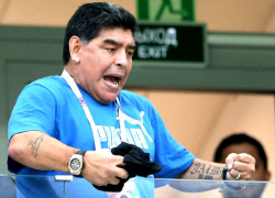 Марадоне стало плохо после танца с соблазнительной женщиной во время битвы Аргентины с Нигерией