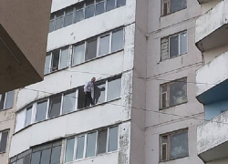 Пытавшийся выброситься из окна мужчина оказался настолько пьяным, что теперь он даже не помнит этого