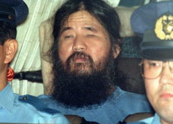 Главаря секты "Аум Синрикё", организовавшей теракт в метро, казнили в Японии