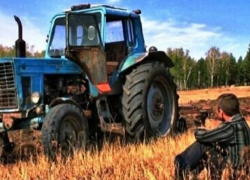 В России житель Молдовы решил сменить баранку трактора на руль автомобиля, но был задержан при попытке угона