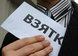 Столичного полицейского задержали за взятку в 500 леев