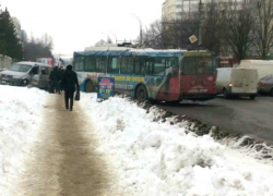 Необычная авария: троллейбус врезался в водительскую дверь минивэна в Бельцах