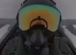 Шокирующее видео – в шлем пилота боевого истребителя попадает молния 