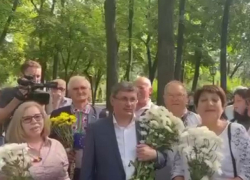 «Для меня это не праздник»: скандал на возложении цветов на Аллее Классиков в Кишиневе 