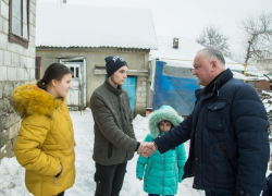Додон в канун Нового года помог многодетной семье
