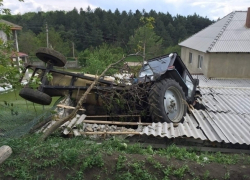 В Чимишлийском районе трактор без тормозов влетел в хлев через крышу
