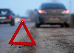 Три человека чудом уцелели после столкновения их автомобиля с автоцистерной