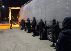 На границе поймали грузовик с мигрантами - каждый платил по 12 000 долларов