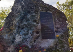 Оскверненный вандалами памятник героям-десантникам в Единецком районе восстановлен 