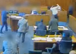 Член уличной банды пытался в суде убить свидетеля шариковой ручкой и стал героем драматичного видео 