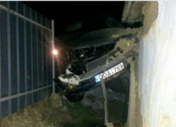 В Каушанах водитель влетел в стоящий у обочины дороги дом 