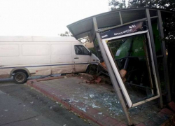 Разбил троллейбусную остановку и сбежал с места ДТП водитель микроавтобуса в столице 