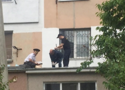 Упавший с 16 этажа кишиневец, взобравшись на крышу, кричал и вел себя неадекватно