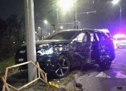 Серьезная авария в столице - роскошный Audi влетел в троллейбус, а затем «обнял» столб