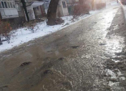 Бедствие в одном из дворов на Ботанике – реки кипятка текут прямо по асфальту