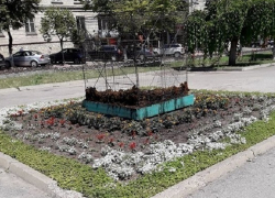 Декоративный кубик дотла сгорел на газоне в Кишиневе