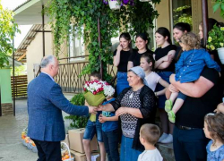 Игорь Додон навестил семью с 16 детьми в Страшенском районе 