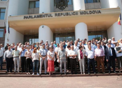 Десятки примаров прибыли к зданию Парламента, чтобы выразить поддержку правительству Санду