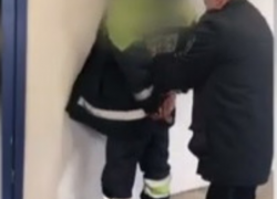 Задержаны двое сотрудников аэропорта Кишинева, воровавших вещи из багажа пассажиров