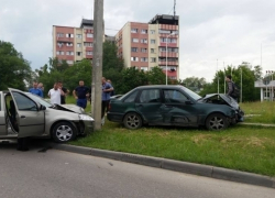 Авария на Чеканах: один автомобиль влетел в столб, другой - на обочину дороги