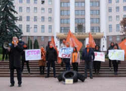 Партия «Наши» провела флешмоб с гвоздями перед зданием парламента в поддержку «сепаратистов Гросу»