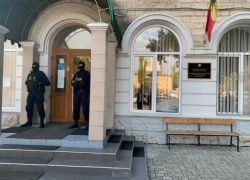 Сотрудники НЦБК задержали восемь человек за торговлю «дозволами» на перевозки в РФ 