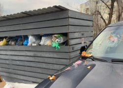 Жильцы дома по улице Албишоара забросали мусором BMW, из-за которого к их дому не смогла подъехать мусорная машина