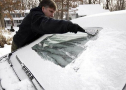 Советы эксперта – как лучше всего чистить автомобиль от снега
