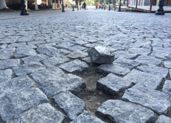 Едва обустроенная, пешеходная улица им. Е. Доги уже разрушается