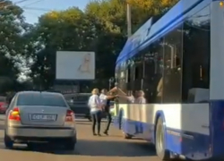 В троллейбус через окно залез водитель и стал звездой соцсетей