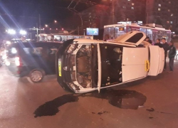 Авария с пострадавшим: такси опрокинулось при столкновении с BMW на Ботанике