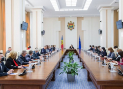 Жителей Молдовы призывают экономить, а бюджет президентуры сильно увеличат