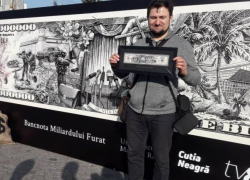 Сегодня исполняется 5 лет со дня кражи миллиарда - в Кишиневе напечатали купюру достоинством в миллиард долларов