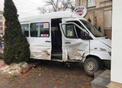 В центре Кишинева маршрутка врезалась в кафе