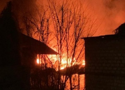 Пожар на Ботанике: горит дом в  районе супермаркета №1 на Виадуке 