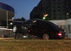 ДТП на Чеканах: Mercedes снес столб на автозаправке