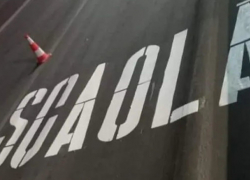 Курьезную надпись «șcaolă» быстро исправили под покровом ночи