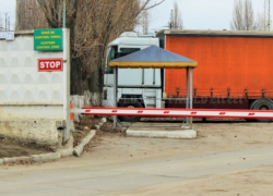 Водитель грузовика в отместку за конфликт переехал ногу таможеннику