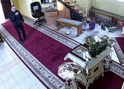 Богобоязненный украинец трижды перекрестился перед ограблением церкви: курьезное видео 