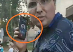 "Позвони мне ради бога!". Усатый, не отрываясь от телефона, нахамил приставучему гражданину