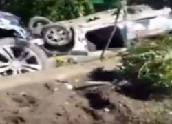 Жуткие последствия смертельного столкновения такси и «Мерседеса» сняли на видео