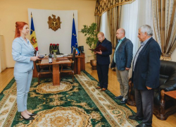 Охранник Ботанического сада спас упавшего в воду ребенка 