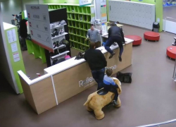 Человек, похожий на Юрия Чокана, устроил погоню в столичном роллердроме