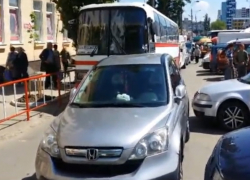 В Кишиневе водитель припарковался, полностью заблокировав движение на дороге