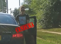 В Кишиневе водитель BMW продемонстрировал оппоненту свои "причинные места", запись попала в объектив камеры