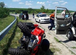Полицейский на квадроцикле столкнулся с автомобилем и был доставлен в больницу