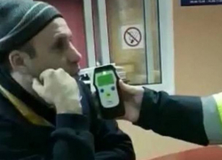 Пьяного таксиста задержали на трассе у Пересечино