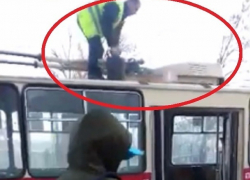 Битву водителя кишиневского троллейбуса с пожаром на крыше сняли на видео