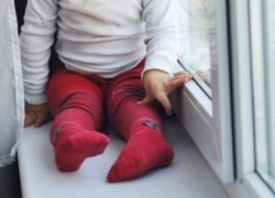 4-летний ребенок выпал из окна и насмерть разбился в Сынжерей