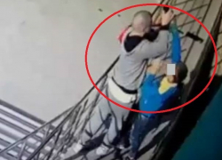 Бритоголовый ограбил мальчика в Кишиневе перед объективом видеокамеры